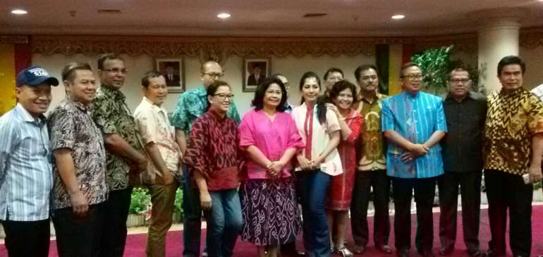 Anggota DPRD DKI Jakarta foto bersama saat kunjungan ke DPRD Riau